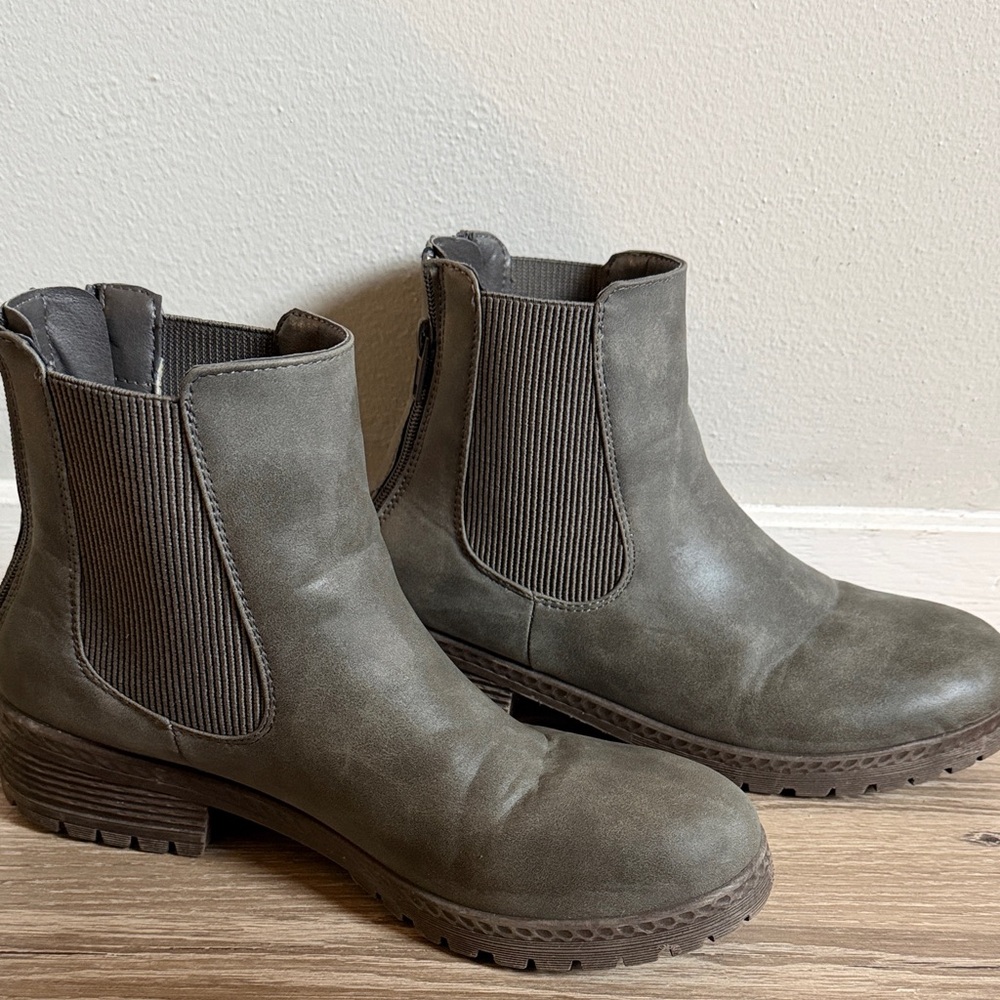 Maurices Size 9 Stylish Gray Ankle Boots